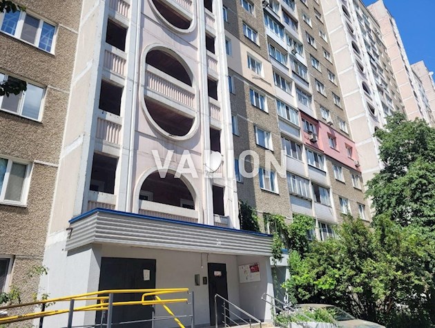 Продам трехкомнатную квартиру ул. Бориспольская, 34, ст. м. Красный Хутор. Без %.