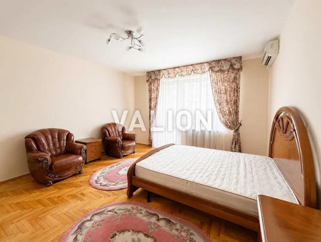 Продам 4-комн.квартиру ул.Кониского 52/58 Шевченковский район