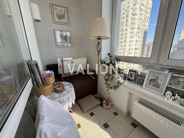 Продаж просторої трьохкімнатної квартири 102 м² на вул. Феодосійська, 2Л