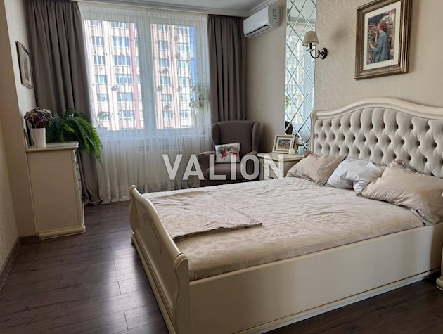 Продаж просторої трьохкімнатної квартири 102 м² на вул. Феодосійська, 2Л