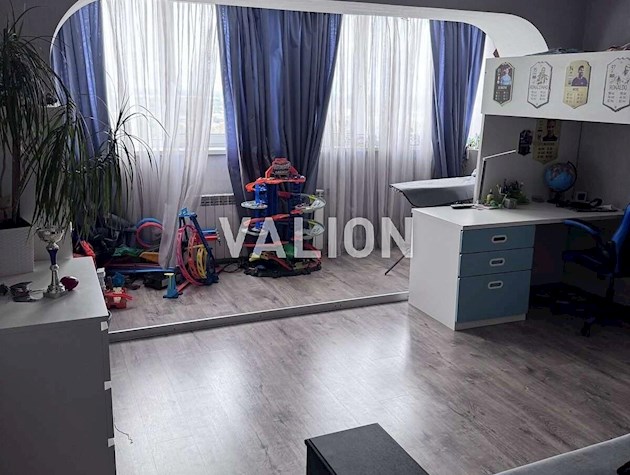Продаж 3-к квартири вул. Полярна 8е