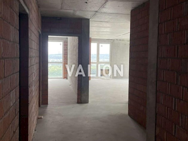 Продаж 3-к квартири вул. Зарічна 9