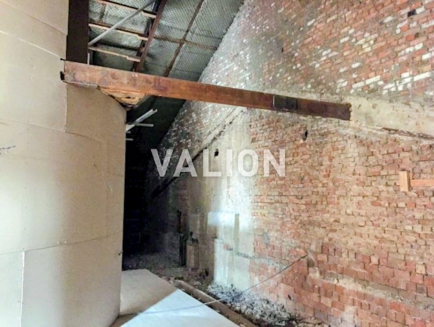 Продаж 3 кымн. квартири з мансардой, під ремонт, Бессарабська площа 5, центр.