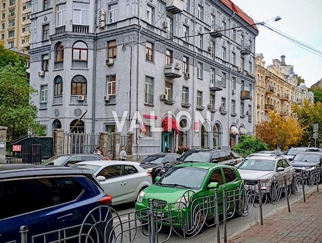 Продаж 3 кымн. квартири з мансардой, під ремонт, Бессарабська площа 5, центр.