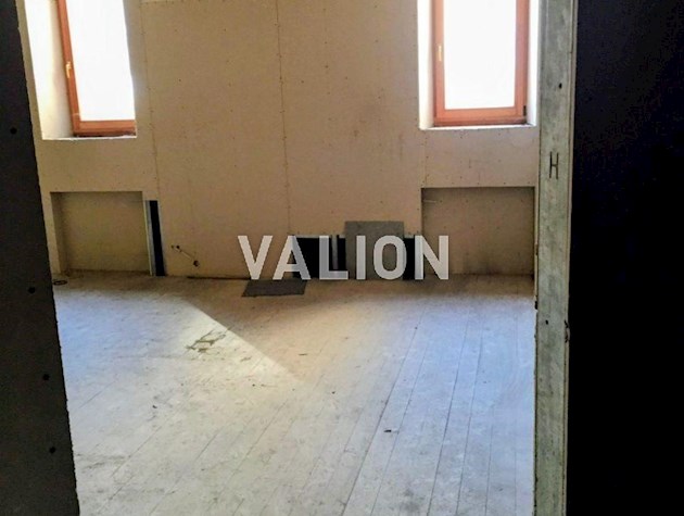 Продаж 3 кымн. квартири з мансардой, під ремонт, Бессарабська площа 5, центр.