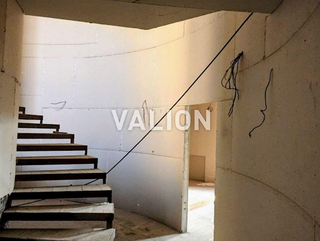 Продаж 3 кымн. квартири з мансардой, під ремонт, Бессарабська площа 5, центр.