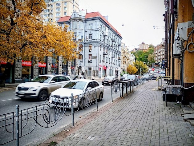 Продаж 3 кымн. квартири з мансардой, під ремонт, Бессарабська площа 5, центр.