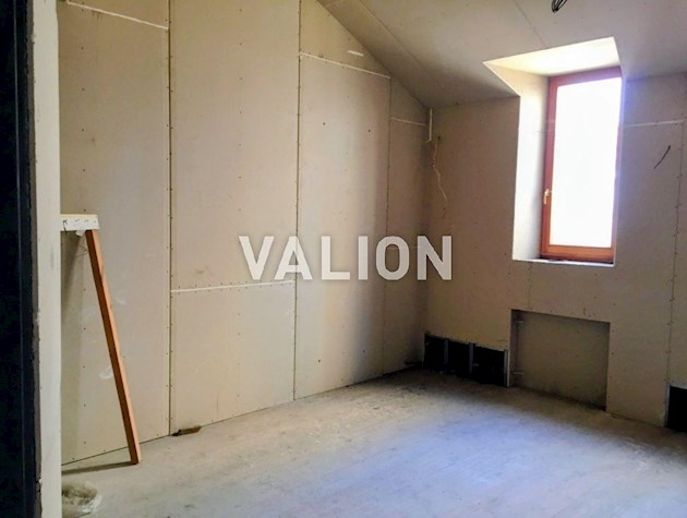 Продаж 3 кымн. квартири з мансардой, під ремонт, Бессарабська площа 5, центр.